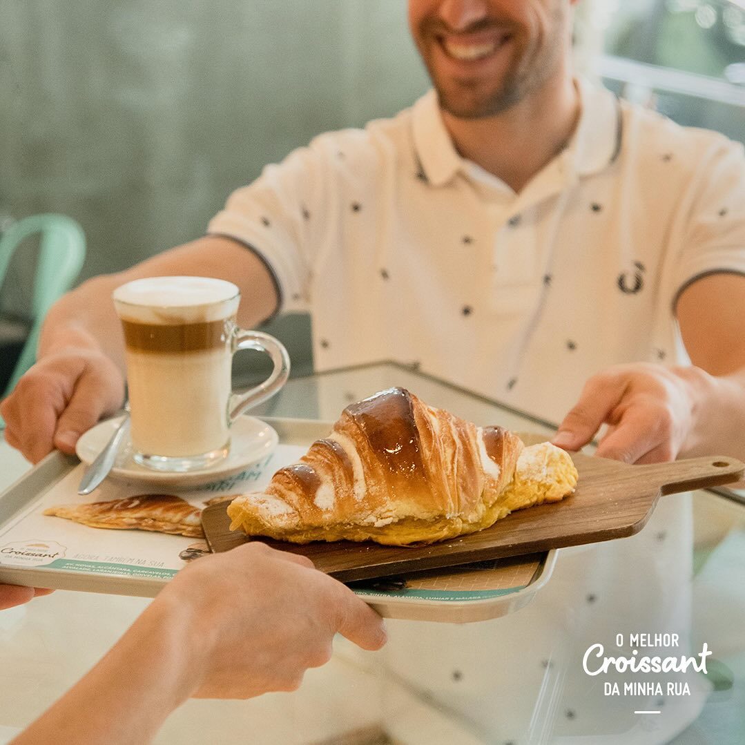 Croissant con café