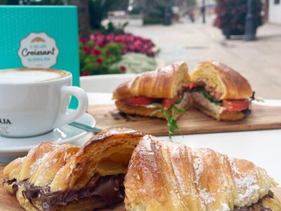 Croissants con café